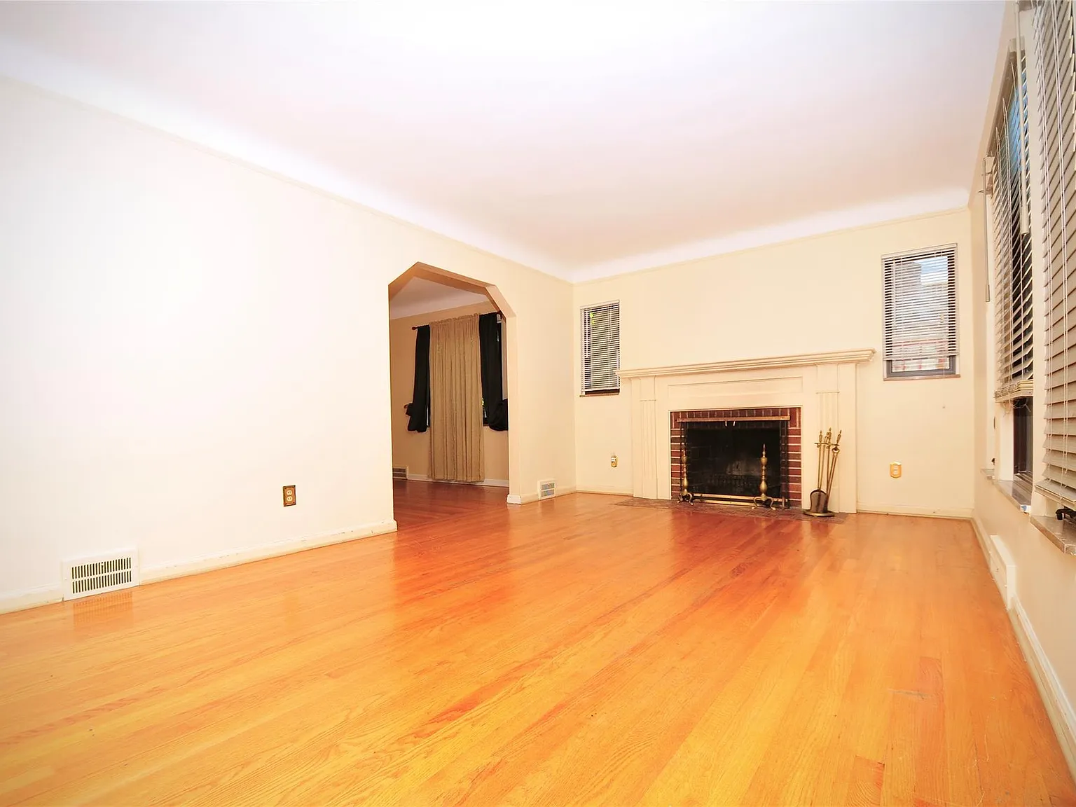 3 bed, 1.5 bath, 1283 sqft, $1,350 — Photo 2