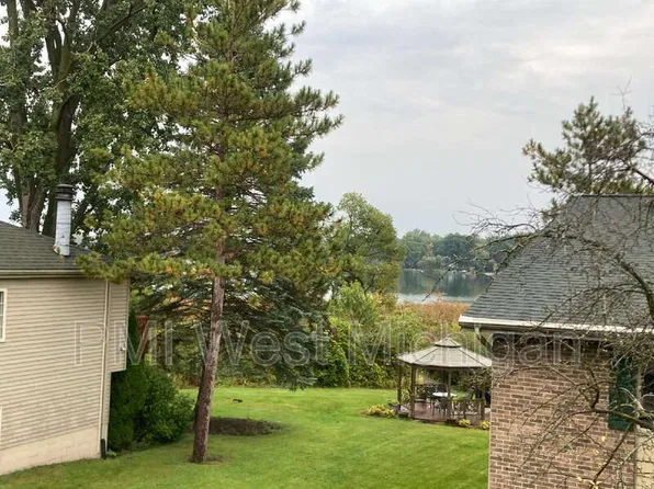 5856 Shaw St APT 4, Haslett, MI 48840
