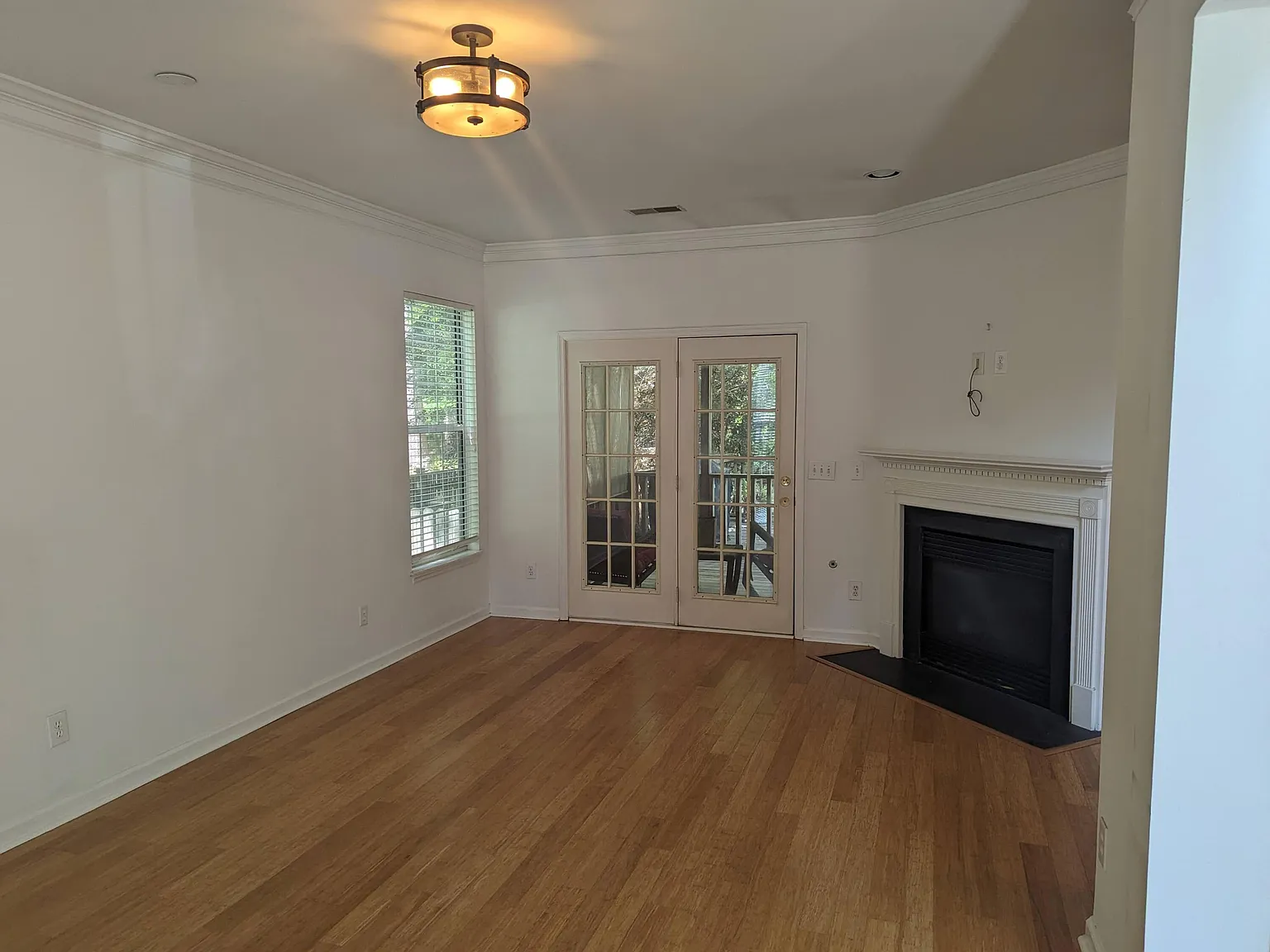 4 bed, 2.5 bath, 2221 sqft, $3,999 — Photo 4