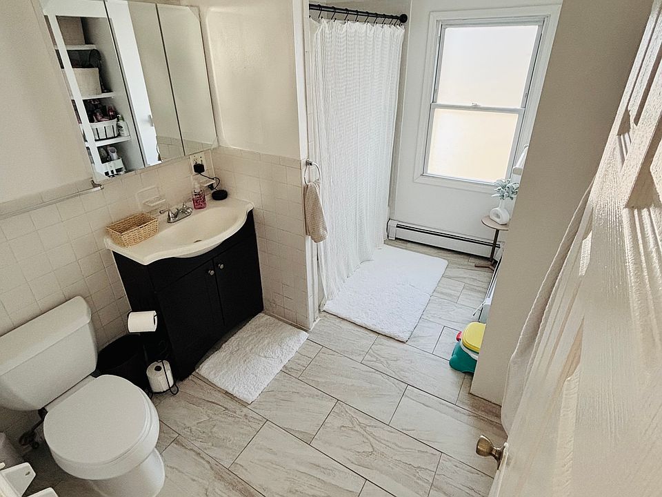 Large bathroom, with linen closet and 2 access.