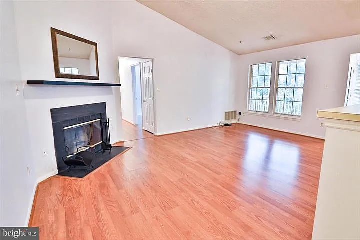 2 bed, 1073 sqft, $2,095 — Photo 2