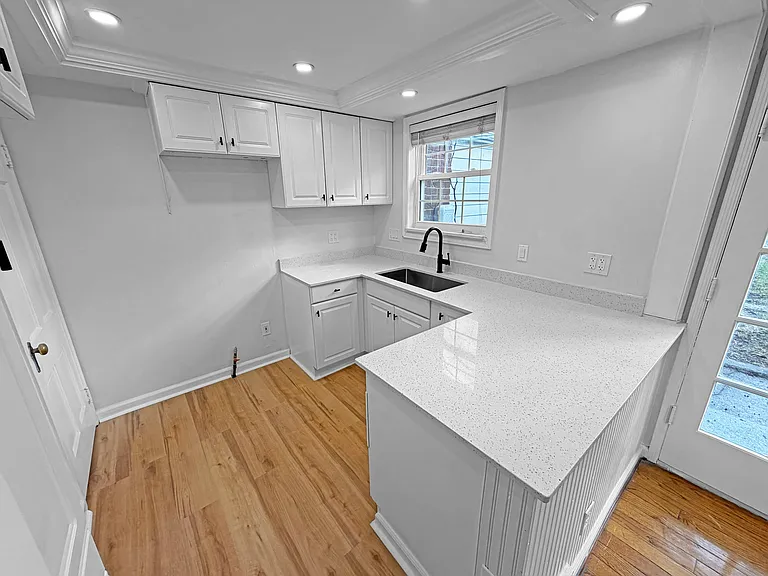 3746 Brewster St — Photo 4
