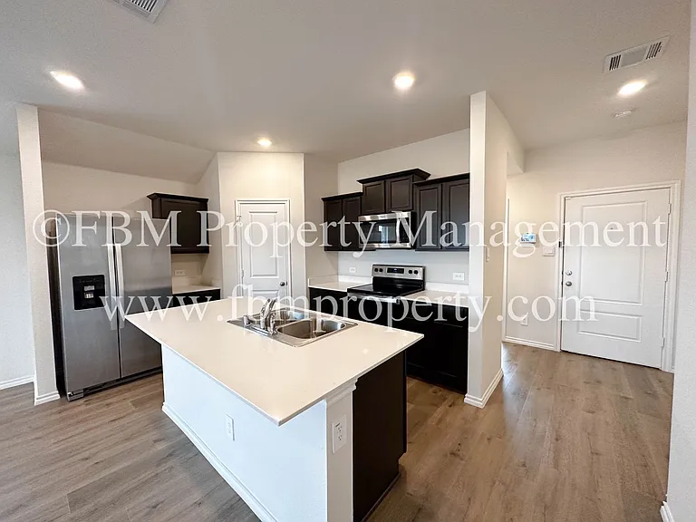 864 Keystone Ct — Photo 6