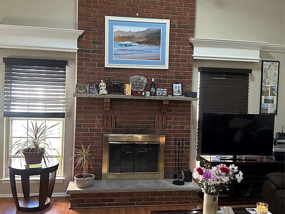 4th image of 121 Villagegreen Ct