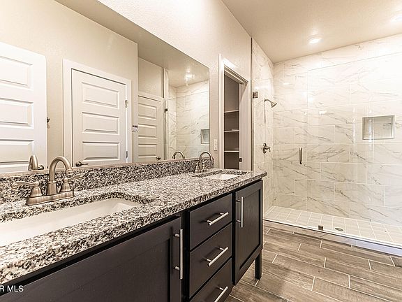 5th image of 913 Pettus Pl
