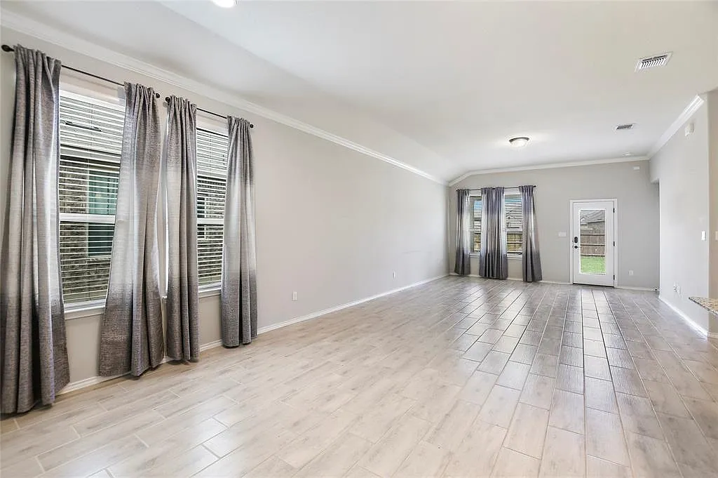 3 bed, 2.0 bath, 1778 sqft, $2,200 — Photo 4