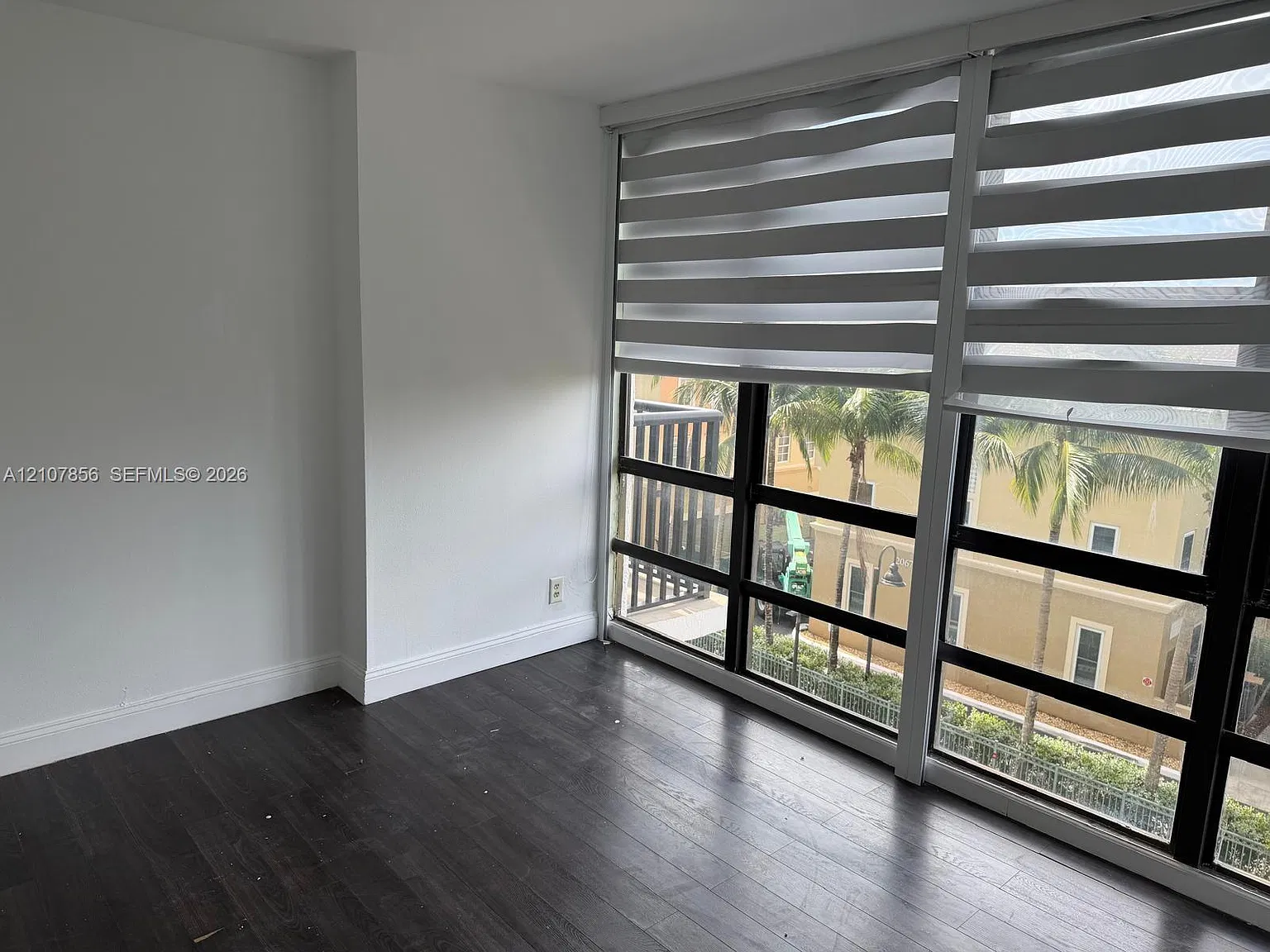 Avant Garde Condo — Photo 3