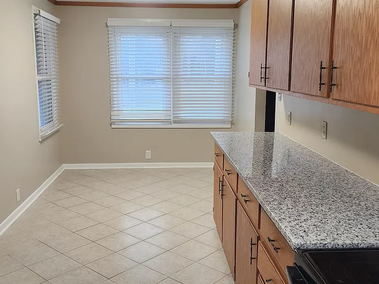111 Brookwood Cir — Photo 2