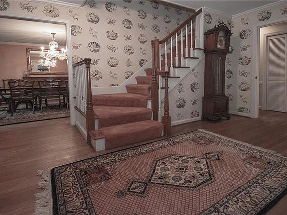4th image of 531 Saint Johns Ct
