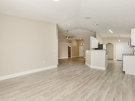 5th image of 807 Rocky Mountain Ct