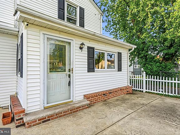 3rd image of 1938 Parkview Ave