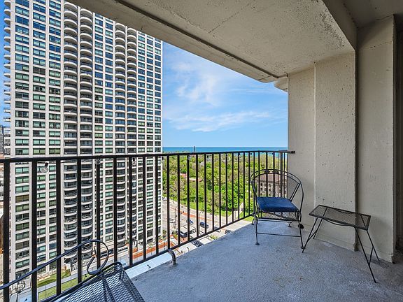 4th image of 1960 N Lincoln Park W APT 1601