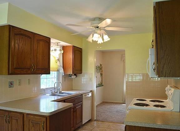 Well maintained & bright kitchen!