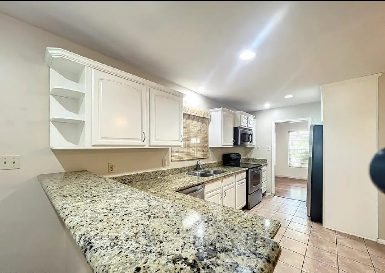 3 bed, 1.5 bath, 2303 sqft, $3,200 — Photo 4