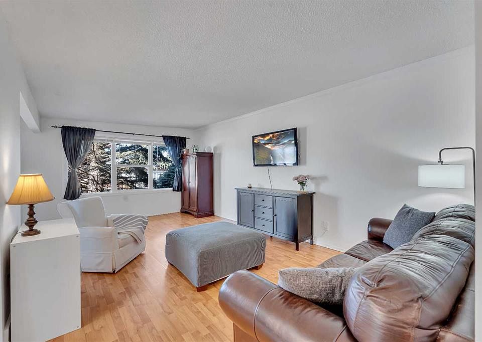 1st image of 910 W 16a St NE