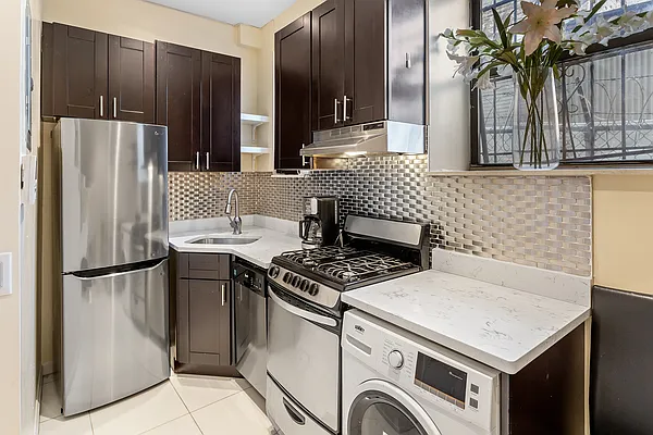 Rented by Safdie Realty Group | media 19