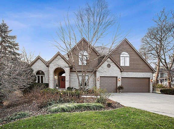 The Swim / Tennis Club steps behind the back yard, walk to the Metra station, parks, schools!