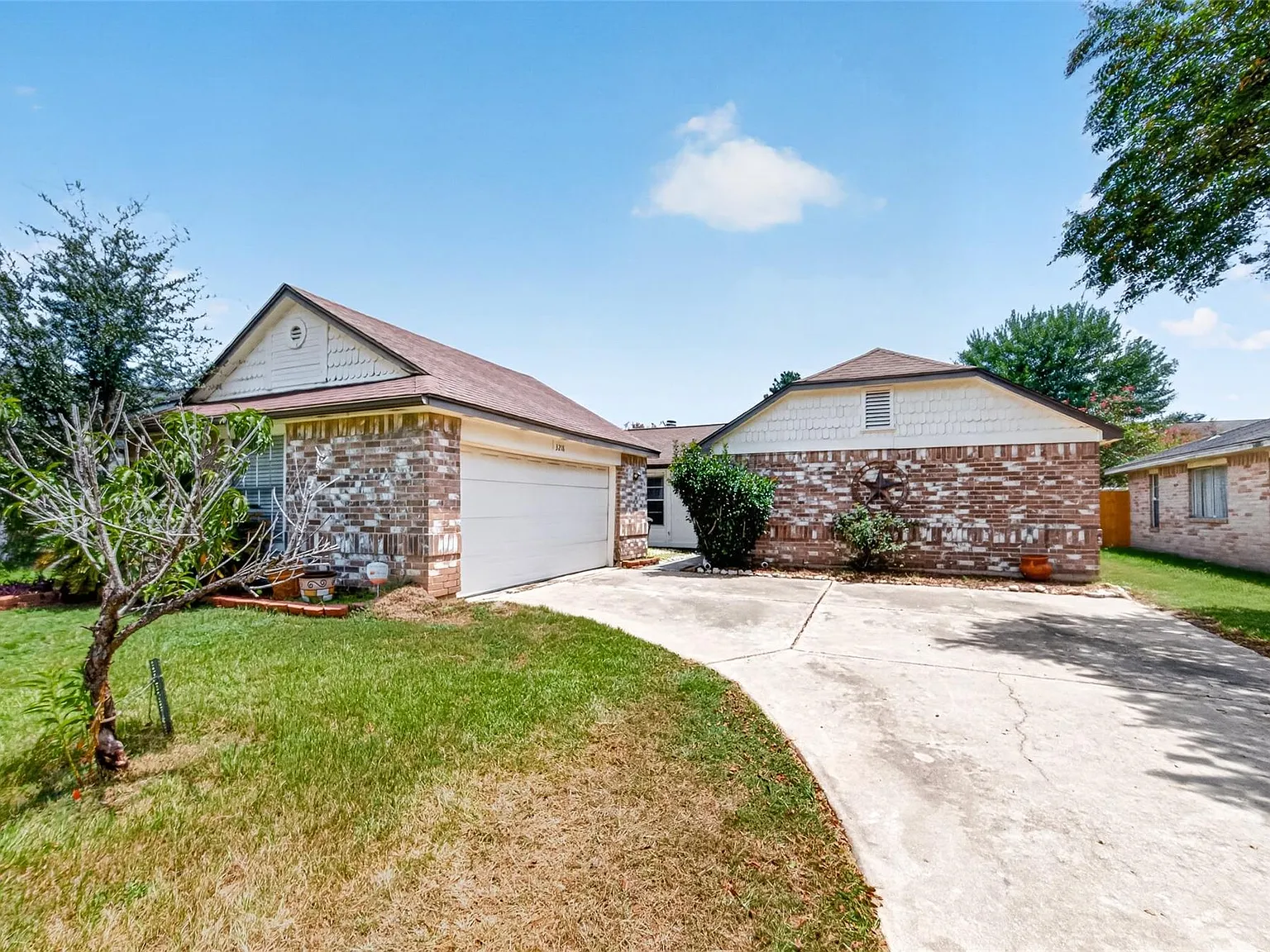 3 bed, 2.0 bath, 1588 sqft, $2,100 — Photo 2