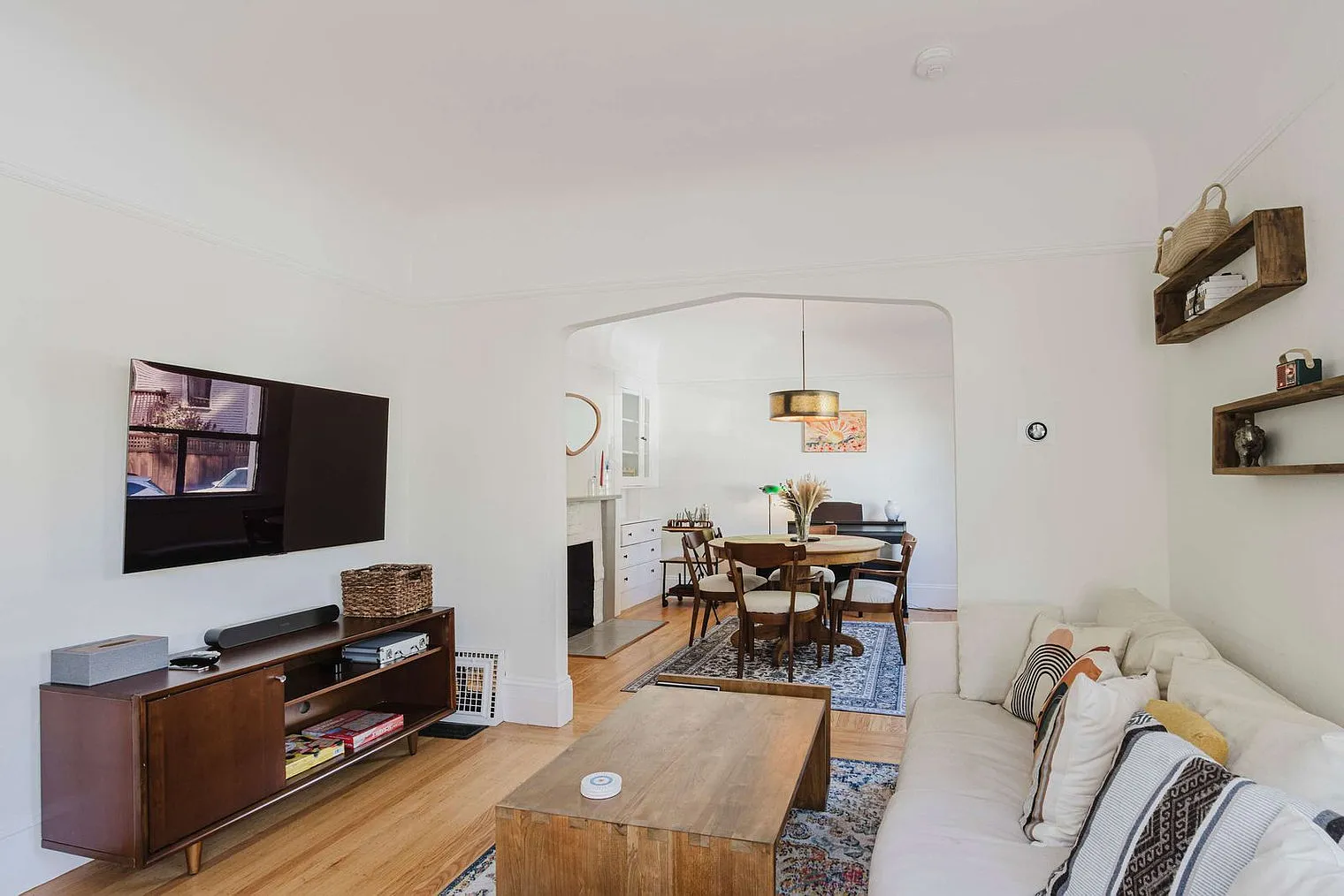 1 bed, 1.0 bath, 710 sqft, $4,652 — Photo 3