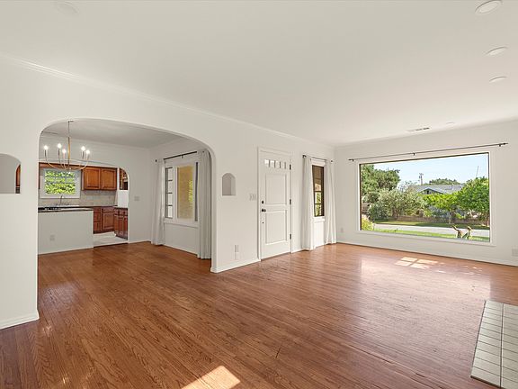4th image of 1747 Oakwood St