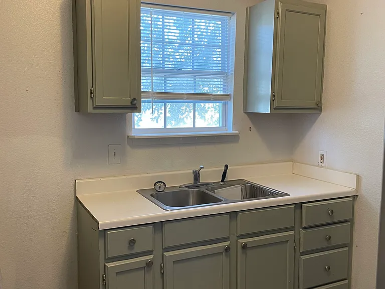 411 E Lachapelle St — Photo 10