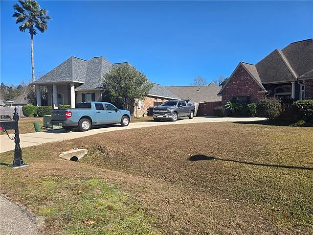 4 bed, 2.5 bath, 2250 sqft, $3,000 — Photo 2