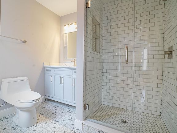 5th image of 821 N Woodstock St