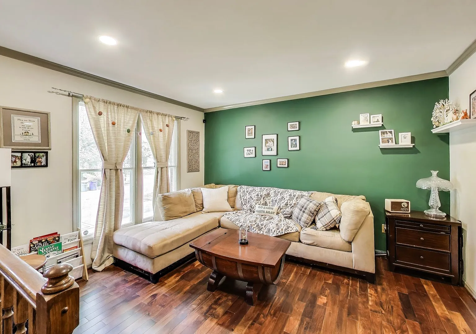 Beautifully Updated Winchester-Built Townhome Backing to Serene Parkland. — Photo 2