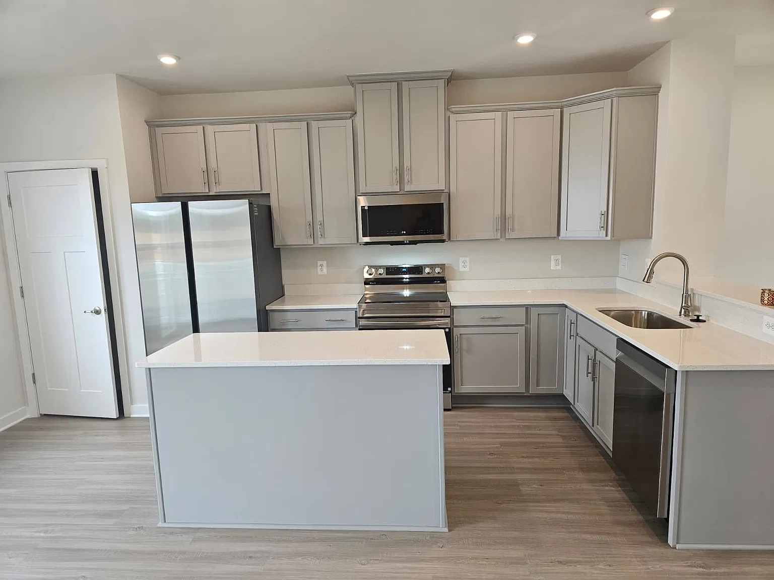 4 bed, 3.5 bath, 1950 sqft, $2,499 — Photo 3