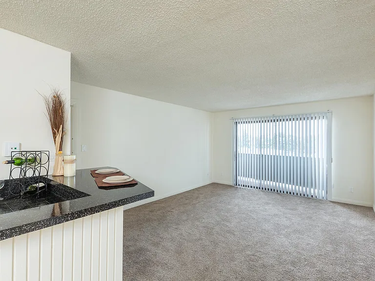 2185 Chatsworth Blvd, San Diego, CA 92107-Loma Highlands Apartment Homes Living Room