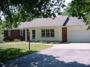 1203 10th St, Baldwin City, KS 66006