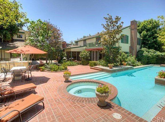 3rd image of 2109 N Heliotrope Dr