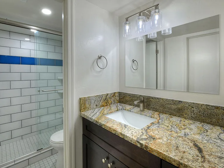 University Fremont Apartments — Photo 19