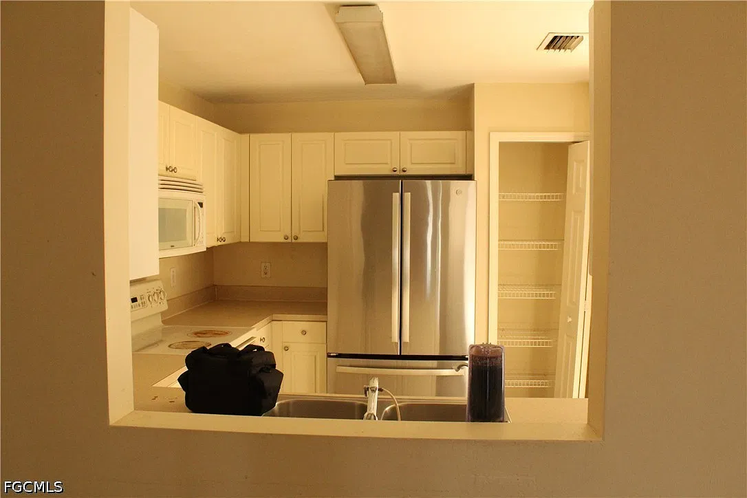 2 bed, 2.0 bath, 962 sqft, $1,200 — Photo 2