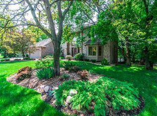9402 Olympia Dr, Eden Prairie, MN 55347