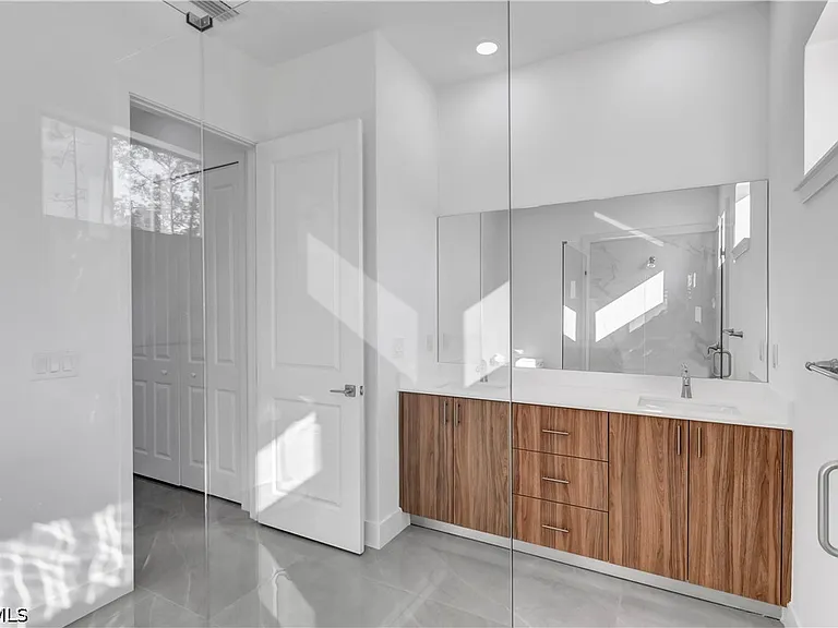 2603 27th St W — Photo 4