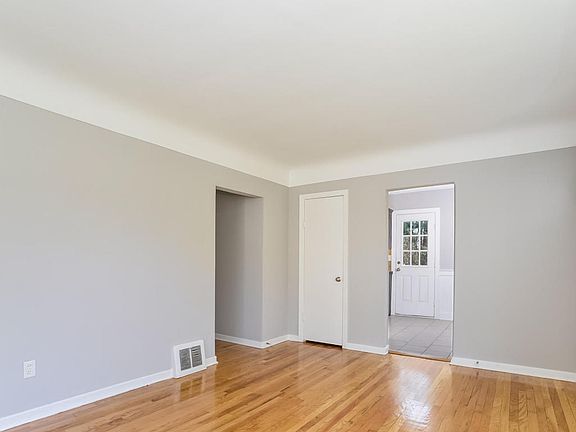 5th image of 937 Dickinson St SE