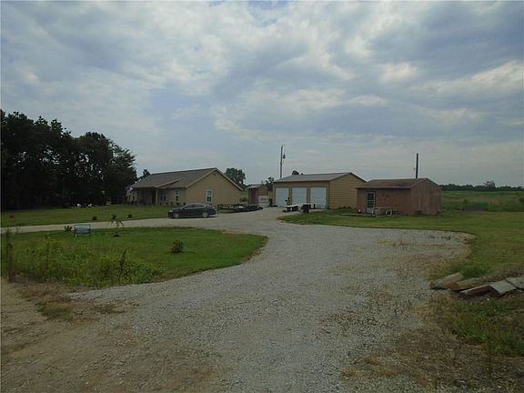 4th image of 2898 Bluebird Rd