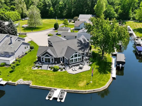 8096 E Quiet Harbor Dr, Syracuse, IN 46567