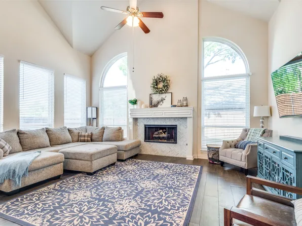 2401 Greenwich Dr, Carrollton, TX 75006