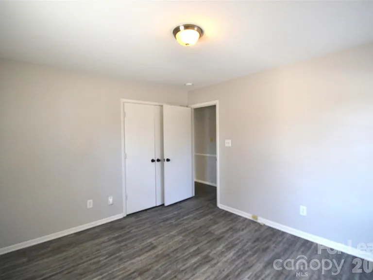 100 Old Farm Ct — Photo 36