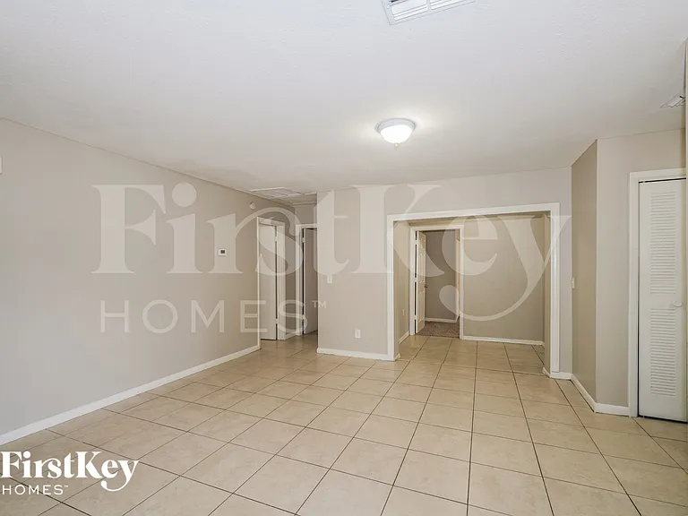 2224 E Hanna Ave — Photo 5