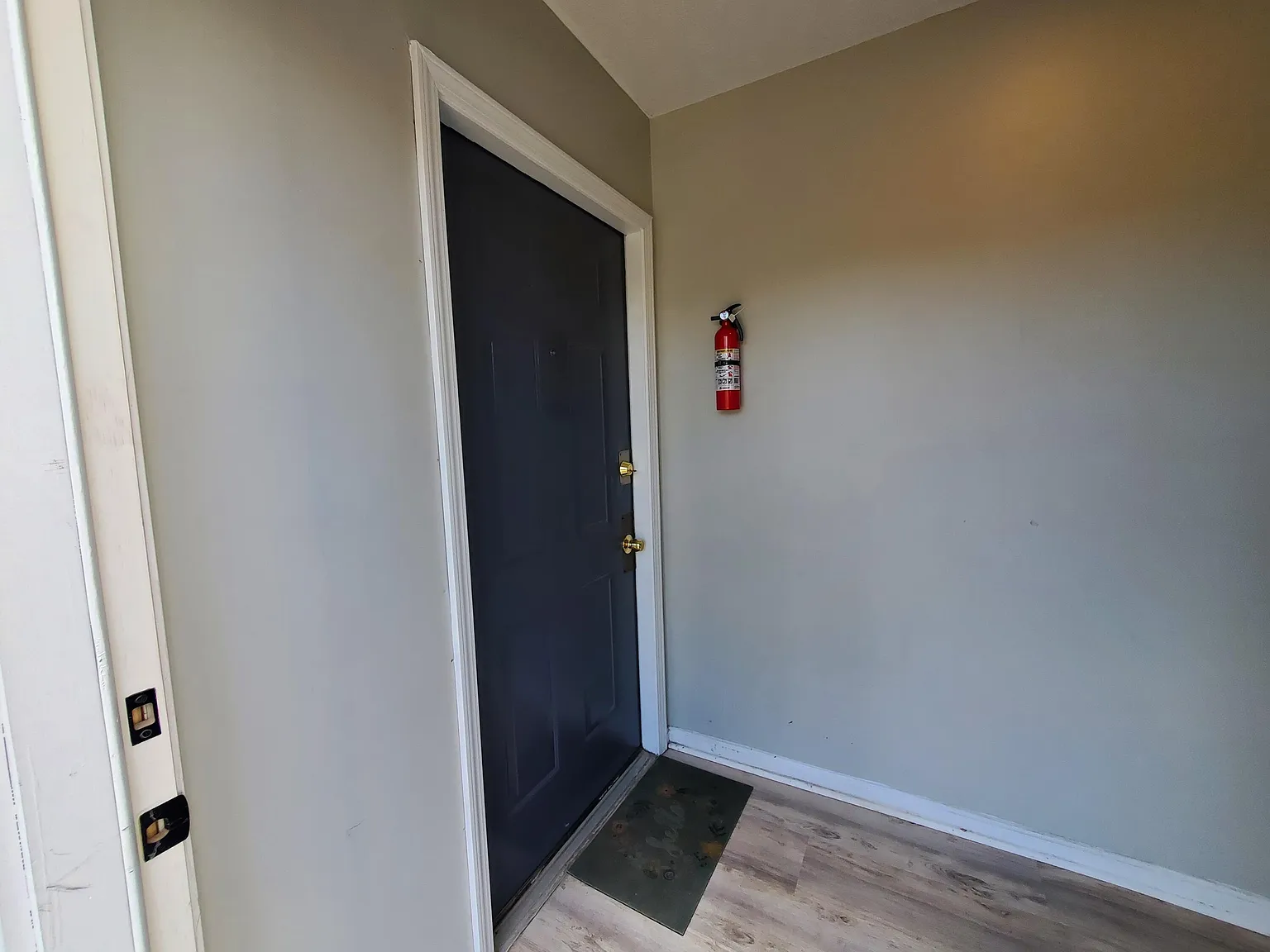 3 bed, 3.0 bath, 1592 sqft, $1,800 — Photo 2