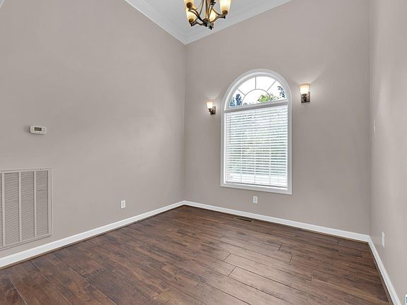 4th image of 1053 Armstrong Loop