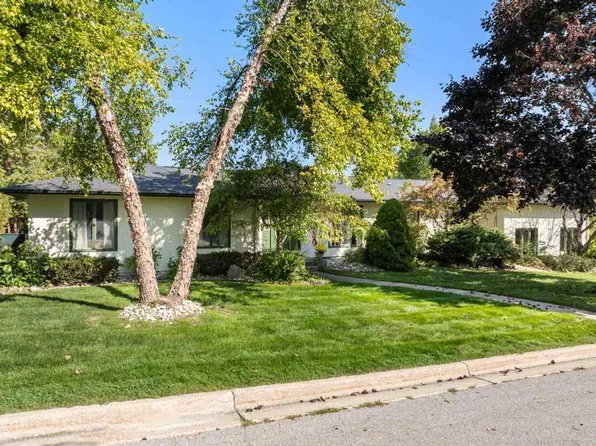 1051 Hoffman St, Petoskey, MI 49770