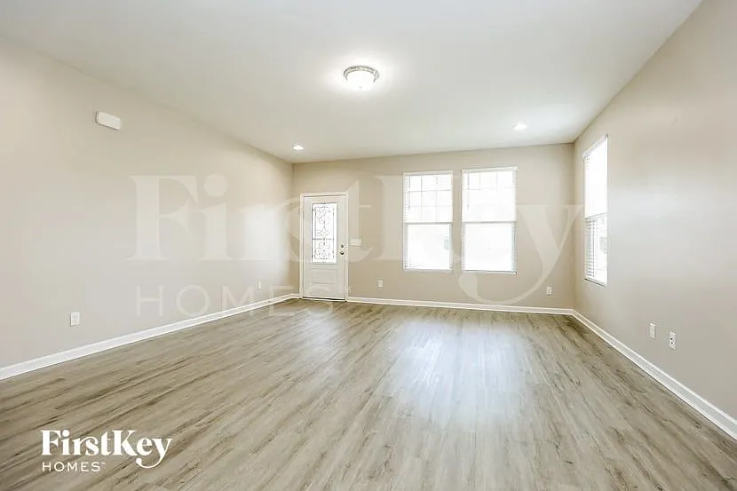 5 bed, 3.5 bath, 2967 sqft, $2,985 — Photo 2