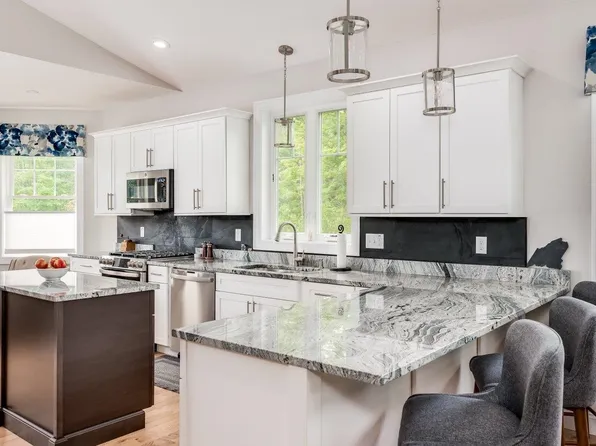 2 Blackstone Drive, Raymond, NH 03077