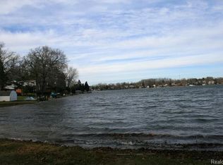 Avon Dr, Brighton, MI 48116