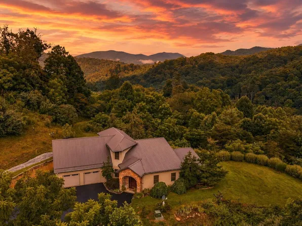 142 Charlie Harrell Ln, Hampton, TN 37658