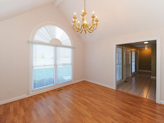 3rd image of 865 Somerset Dr